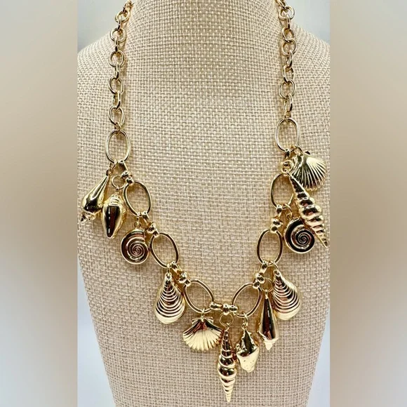 New never worn Gold Shell Charm Necklace - Picture 1 of 4
